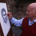 Vicente Moreira mientras dibujaba una de sus obras pictóricas