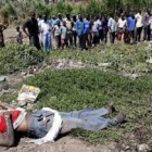 Un grupo de personas observan un cadáver en un vecindario del suburbio de Mathare