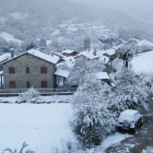 Santa Marina de Valdeón, el pueblo más alto de Picos de Europa, luce el manto de la primera nevada del otoño.