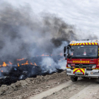 Un camión de bomberos pasa junto a los neumáticos. ISMAEL HERRERO