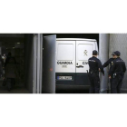 Uno de los furgones para el traslado de los detenidos entra en la Audiencia Nacional
