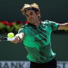 Roger Federer devuelve una derecha a Stanislas Wawrinka durante la final de Indian Wells.