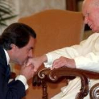 El presidente Aznar besa la mano de Juan Pablo II durante la recepción
