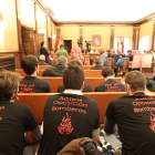 Un grupo de opositores a Bomberos, en diciembre, en el Pleno de León.
