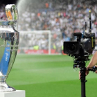 Cámara de televisión tomando un primer plano de la copa de la Liga de Campeones.