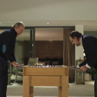 Mariano Rajoy, jugando al futbolín con Bertín Osborne, en el programa de TVE 'En tu casa o en la mía'.
