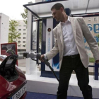 Un conductor carga su coche eléctrico en un punto de recarga de Barcelona.