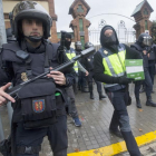 Agentes de la Policía Nacional retiran material del Instituto Can Vilumara de L'Hospitalet de Llobregat.