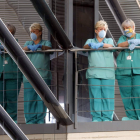 Dos trabajadoras del Hospital de León en un receso en el exterior de las instalaciones. MARCIANO PÉREZ