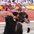 El banderillero Pablo Saugar "Pirri"ha resultado cogido por el primer toro de la corrida que se celebra hoy en Pamplona.
