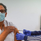 El gerente de Atención Primaria, Juan Luis Burón, se vacunó de la gripe en el centro de salud de Eras. MIGUEL F.B.
