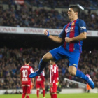 Suárez festeja su gol al Sporting en el Camp Nou.