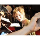 Milla Jovovich se fotografía con un fan en el estreno mundial de la película en Tokio.
