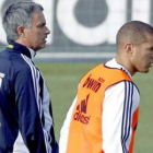 Mourinho y Benzema durante un reciente entrenamiento del conjunto blanco.