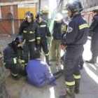 Efectivos del cuerpo de Bomberos atienden al trabajador herido