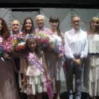 Coronación de las reinas de las fiestas de Trobajo del Camino que posan junto al pregonero, Serafín de Abajo.
