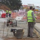Operarios trabajando en el acceso a Ponferrada por el Montearenas, en una fotografía tomada ayer.