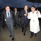 Alejo, Álvarez y Manuel Chaves, protegido por el paraguas de Jesús Esteban, el viernes.