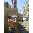 Uno de los empleados que construye la fuente de Pinilla refrescándose