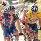 Armstrong y Landis corren juntos en una etapa del Tour del 2004