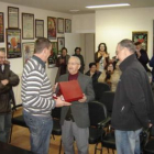Manuel Miguélez recibe una placa de manos del alcalde.