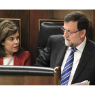 Mariano Rajoy y Soraya Sáenz de Santamaría, durante la sesión de control al Gobierno celebrada ayer en el Congreso de los Diputados.