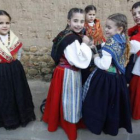 Varios niños vestidos con trajes tradicionales bromean durante el rodaje del documental