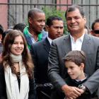 Correa y sus hijos acompañaron a su esposa Anne Malherbe a votar ayer en Quito.