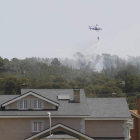 Uno de los tres helicópteros de la Junta en el incendio registrado en el Monte San Isidro.