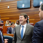 Juan García Gallardo, Alfonso Fernández Mañueco y Raúl de la Hoz, ayer, durante el pleno. NACHO GALLEGO