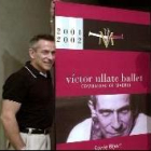 Víctor Ullate sujeta el cartel del programa homenaje a Maurice Bejart