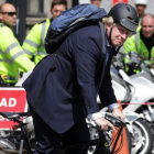 El exalcalde de Londres Boris Johnson, abanderado del 'brexit', conduce su bici por el centro de Londres, este miércoles.