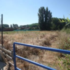 Uno de los solares de Azadinos donde se construirán las viviendas.