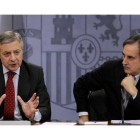 José Blanco y Valeriano Gómez, durante la rueda de prensa posterior al Consejo de Ministros.