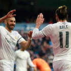 Bale celebra con Benzema el cuarto gol del galés.