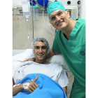 Àlex Rins, junto al doctor Xavier Mir tras la operación.