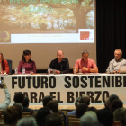 Mesa de intervinientes en la jornada de sostenibilidad desarrollada en la Casa de la Cultura. L. DE LA MATA
