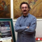 El realizador leonés Tomás Martínez, junto al cartel de «Resurgir de las cenizas»