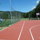 En el pavimento de las pistas deportivas de fútbol se ha colocado césped artificial.