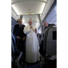 El Papa Francisco habla con los periodistas durante su  vuelo de vuelta al Vaticano, procedente de Estrasburgo.