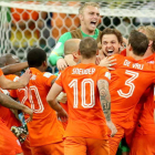 Los jugadores de la selección holandesa estrujan a Krul, el portero que se vistió de héroe al detener dos penaltis a Costa Rica.