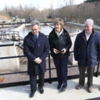 La consejera de Medio Ambiente, entre los alcaldes de Vega y Fabero, en la estación depuradora.