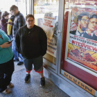 Varias personas hacen cola para ver 'The Interview' en un cine de Atlanta, el día de Navidad.