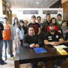 Manuel Martínez, junto a los becados para su campo de entrenamiento