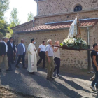 La procesión pasa ante la ermita, con presencia del consejero Juan Carlos Suárez-Quiñones. DL