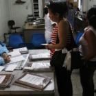 Una trabajadora de una unidad de salud en San Salvador.