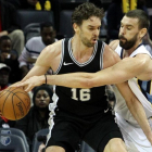 Pau Gasol juega de espaldas al aro, defendido por su hermano Marc en el partido de Menfis