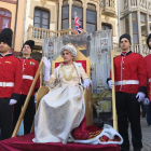 ‘Isabel II’ y su camarilla se pasean por la plaza Mayor. MARCIANO