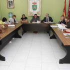 Concejales del equipo de gobierno y de la oposición durante la sesión plenaria en Valverde.