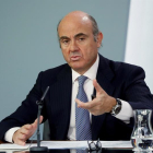 El ministro de Economía y Competitividad, Luis de Guindos, durante la rueda de prensa posterior a la reunión del Consejo de Ministros que ha tenido lugar hoy en el Palacio de La Moncloa.